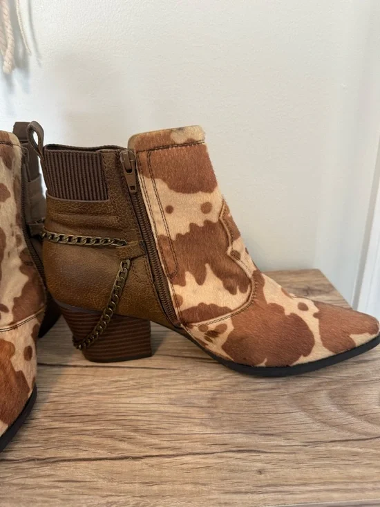 Comfort EST. 1946 Ankle Boots Brown Faux Cow
Hide Med Heel Size 9 - Picture 4 of 12